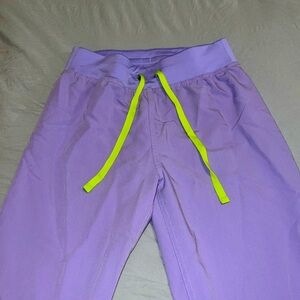 Figs livingston basic scrub pants in lavender dew. Size S/P
